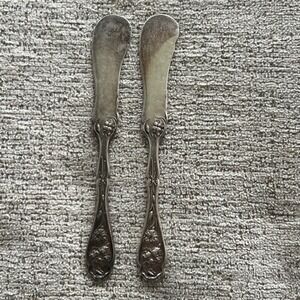 2 Vintage Wm Rogers Narcissus Silverplate Butter Spreaders Pat 1908 Floral
